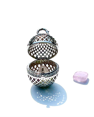 All that we are in the multidimensional reality.  The snake Ouroboros  , symbol of transformation above it.  It is ideal to store small crystals, gems or Andaras.   Sold without crystals. In the picture the small group: the Love frequency, rose quartz, prehnite and kunzite.  Three versions: silver with white sapphire, 14k white gold with white diamonds and 14k yellow gold with white diamonds.