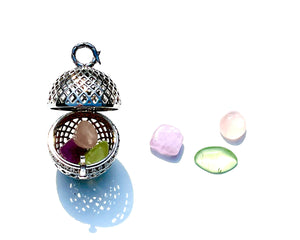 All that we are in the multidimensional reality.  The snake Ouroboros  , symbol of transformation above it.  It is ideal to store small crystals, gems or Andaras.   Sold without crystals. In the picture the small group: the Love frequency, rose quartz, prehnite and kunzite.  Three versions: silver with white sapphire, 14k white gold with white diamonds and 14k yellow gold with white diamonds.