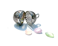 All that we are in the multidimensional reality.  The snake Ouroboros  , symbol of transformation above it.  It is ideal to store small crystals, gems or Andaras.   Sold without crystals. In the picture the small group: the Love frequency, rose quartz, prehnite and kunzite.  Three versions: silver with white sapphire, 14k white gold with white diamonds and 14k yellow gold with white diamonds.