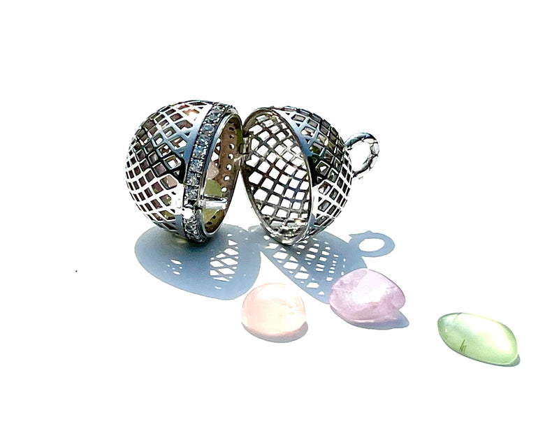All that we are in the multidimensional reality.  The snake Ouroboros  , symbol of transformation above it.  It is ideal to store small crystals, gems or Andaras.   Sold without crystals. In the picture the small group: the Love frequency, rose quartz, prehnite and kunzite.  Three versions: silver with white sapphire, 14k white gold with white diamonds and 14k yellow gold with white diamonds.