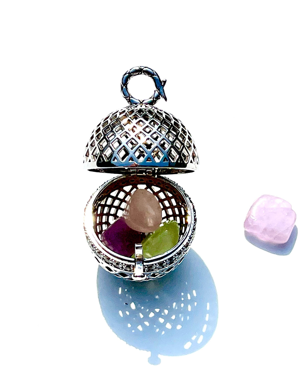 All that we are in the multidimensional reality.  The snake Ouroboros  , symbol of transformation above it.  It is ideal to store small crystals, gems or Andaras.   Sold without crystals. In the picture the small group: the Love frequency, rose quartz, prehnite and kunzite.  Three versions: silver with white sapphire, 14k white gold with white diamonds and 14k yellow gold with white diamonds.